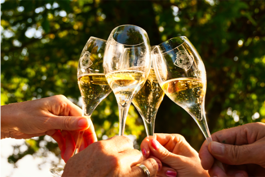 Trinquer avec des flûtes de vin effervescent