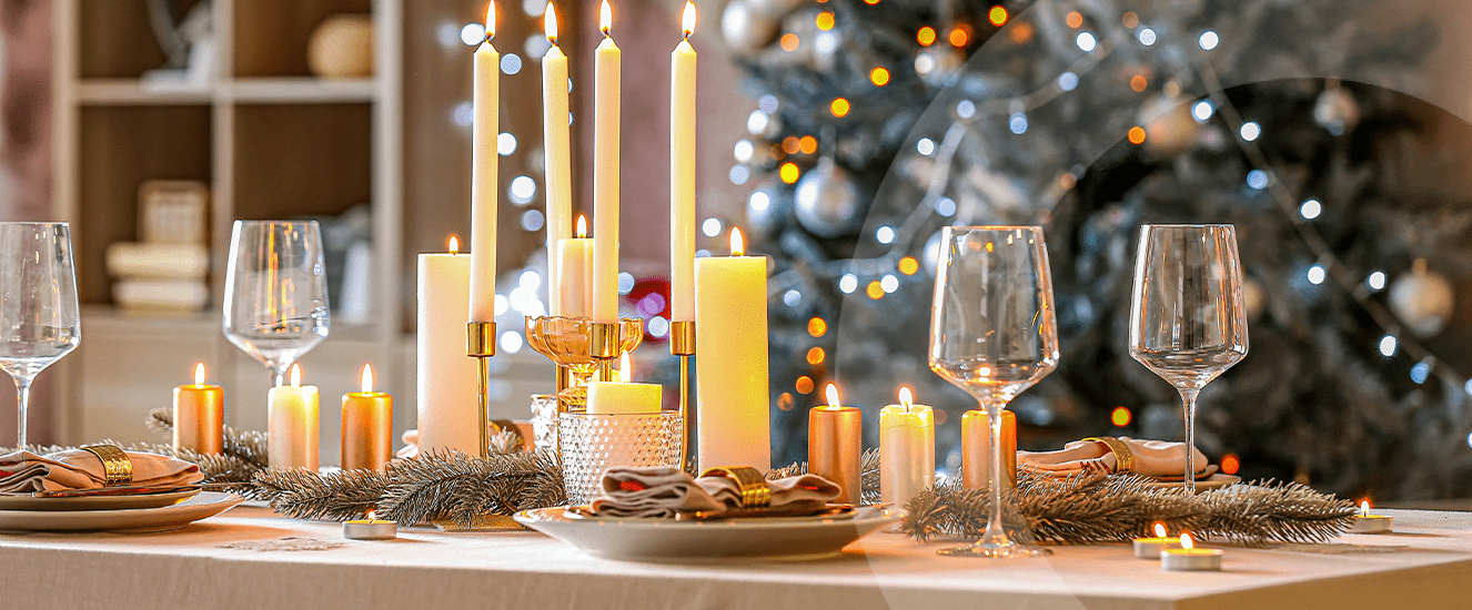 Illustration de l'astuce « Décorez votre table de Noël avec des bouteilles de vin » (visuel 1)