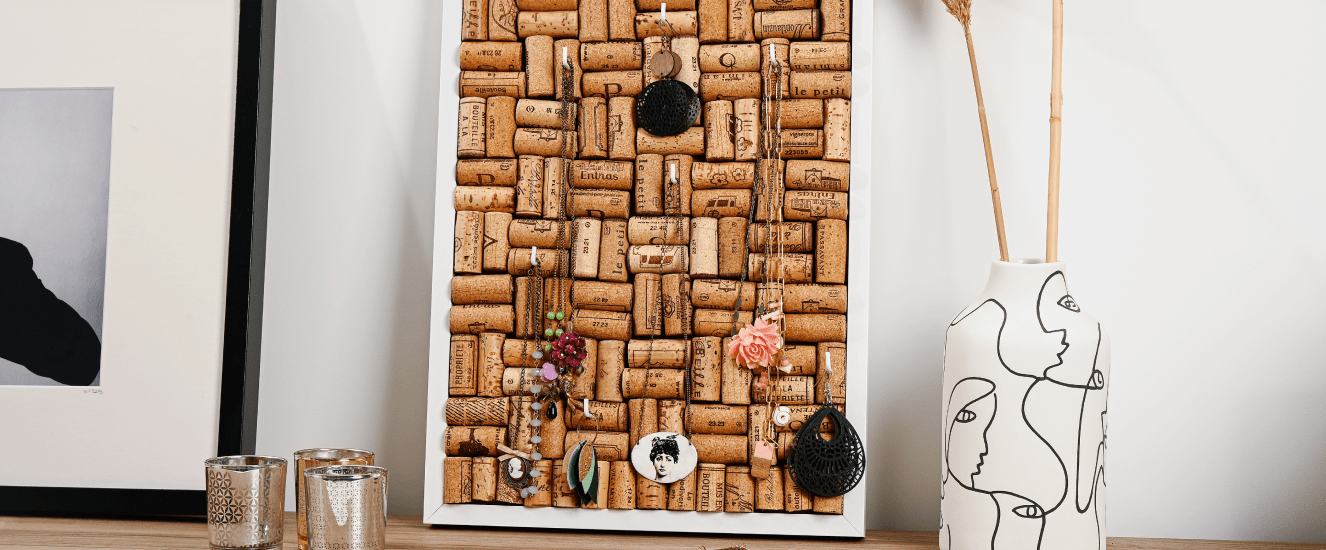 Illustration de l'astuce « DIY : un support à bijoux en bouchons de liège »