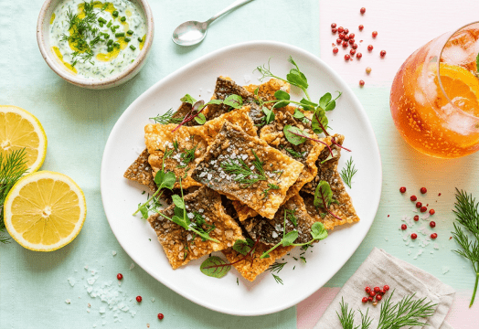 Illustration de l'article « Idée apéritive : les chips de peau de saumon »